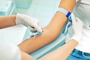Thực hiện xét nghiệm máu để biết bệnh nhân có bị sốt xuất huyết không