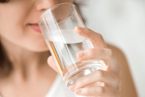 Bố mẹ cần uống nước khi trời nắng nóng