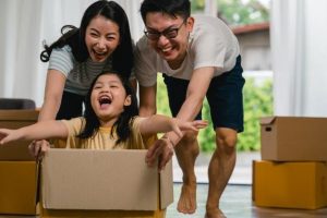 Bố mẹ vui đùa cùng trẻ