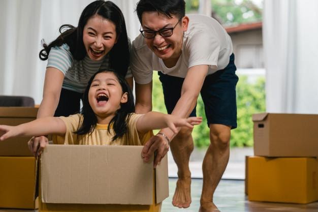 Bố mẹ vui đùa cùng trẻ