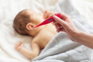Bình tĩnh để nắm bắt các biểu hiện khi trẻ sốt cao và nôn