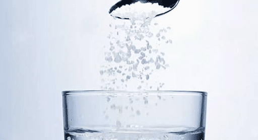 Súc miệng với nước muối giúp giảm triệu chứng viêm amidan sốt cao