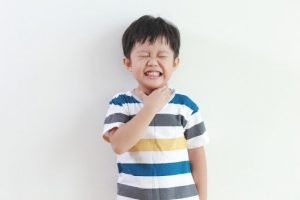 Trẻ bị viêm amidan sốt cao có dấu hiệu mệt mỏi, chán ăn