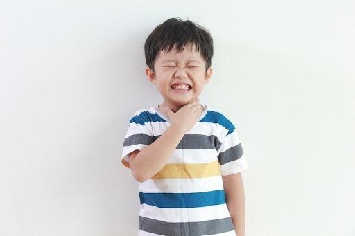 Trẻ bị viêm amidan sốt cao có dấu hiệu mệt mỏi, chán ăn
