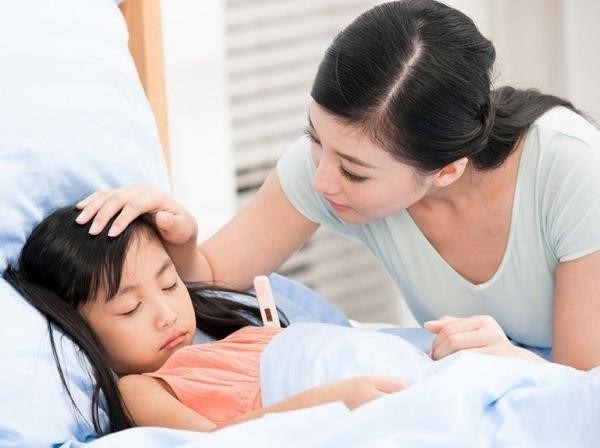 Theo dõi và đo nhiệt độ cho trẻ khi trẻ bị sốt cao co giật