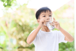 Khi trẻ sốt cần theo dõi nhiệt độ của bé và kiểm tra những dấu hiệu khác như: sốt co giật, sốt cao mê sảng,…