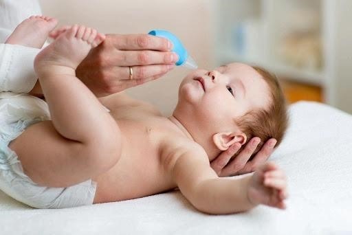 Dùng dụng cụ hút mũi khi thấy trẻ tiết dịch mũi nhiều