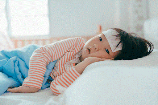 Những dấu hiệu cho thấy trẻ bị sốt cao viêm họng