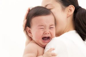 Nhanh chóng đưa bé đến cơ sở y tế khi trẻ sốt đi sốt lại nhiều lần, sốt cao co giật,…