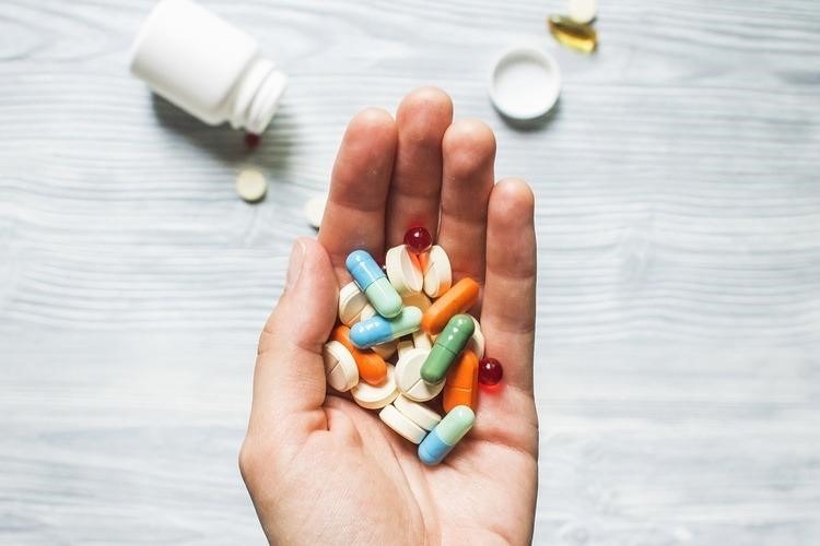 Dùng thuốc giảm đau Hapacol khi bị đau nhức tai khi nuốt nước bọt