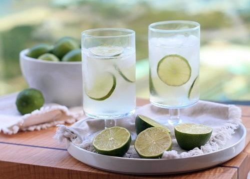Hạn chế đồ ăn nhiều dầu mỡ, nước có gas, rượu bia…khi bị sốt cao viêm họng