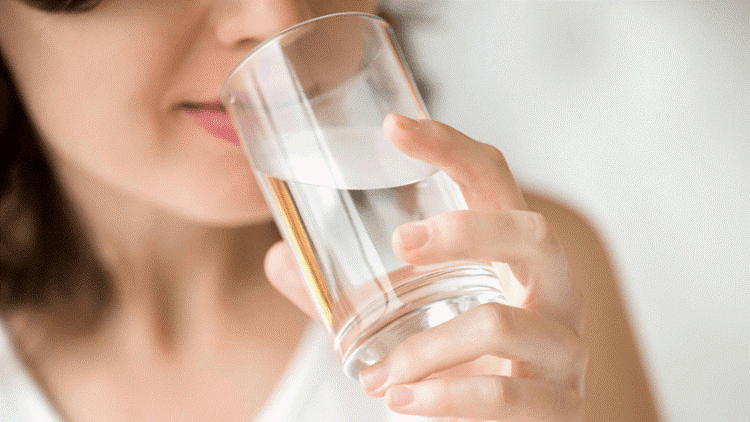 Khi bị sốt kèm tiêu chảy cần bổ sung nước và chất điện giải