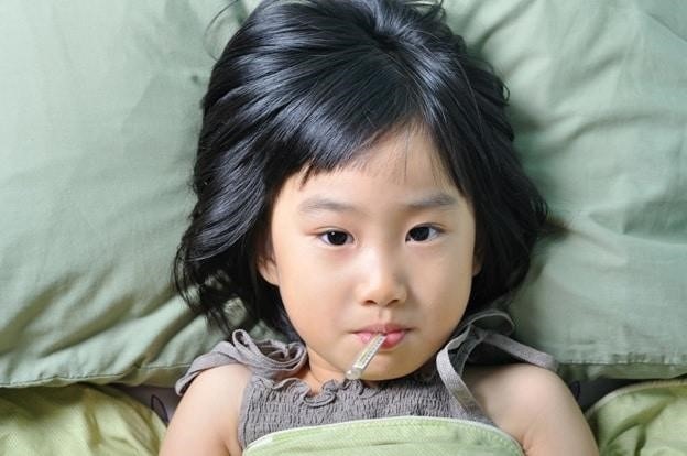 Trẻ bị sốt rét do nhiễm ký sinh trùng