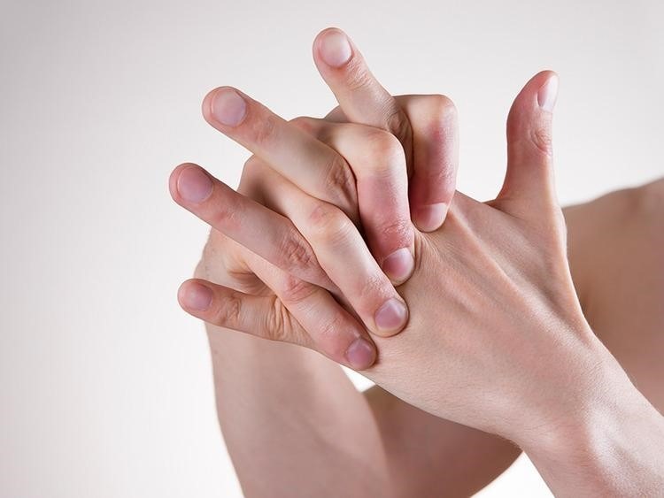 Viêm bao gân De Quervain gây đau nhức đầu ngón tay