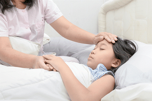 Khi trẻ sốt cao rất khó chịu, mệt mỏi 