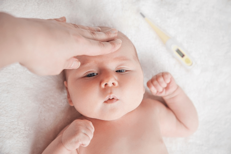 Trẻ bị táo bón thường gặp khó khăn mỗi khi đi ngoài