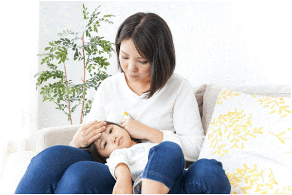 Khi trẻ có dấu hiệu bất thường, cần tham khảo ngay ý kiến bác sĩ để biết nên làm gì khi trẻ bị sốt 
