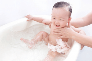 Làm thế nào để khắc phục tình trạng trẻ sơ sinh hay giật mình?