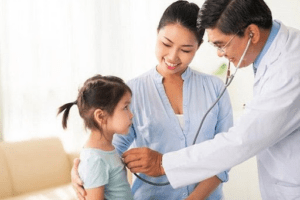 Trẻ sốt cao nên đưa đi bệnh viện để được khám kịp thời
