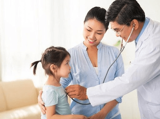 Trẻ sốt cao nên đưa đi bệnh viện để được khám kịp thời