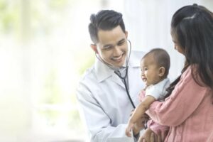 Đưa trẻ đi khám nếu tình trạng thở khò khè không dứt