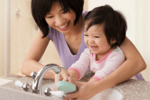 Nếu trẻ bị nôn do nhiễm siêu vi thì bố mẹ cần cẩn thận khi chăm sóc trẻ