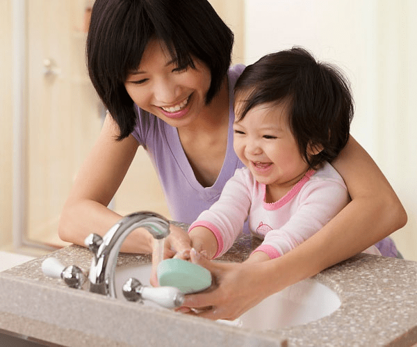 Nếu trẻ bị nôn do nhiễm siêu vi thì bố mẹ cần cẩn thận khi chăm sóc trẻ