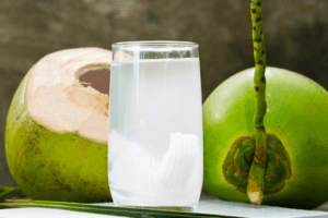 Sốt uống nước dừa được không?