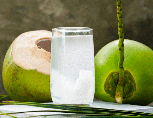 Sốt uống nước dừa được không?