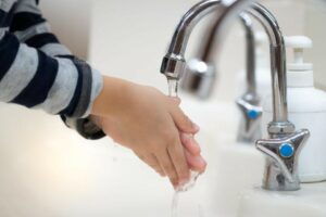 Giữ vệ sinh cá nhân và hạn chế tiếp xúc người bệnh để tránh nguồn lây
