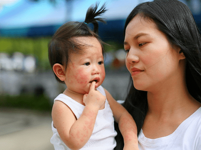 Không để trẻ ngậm tay hoặc đưa đồ chơi lên miệng