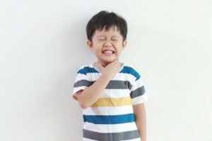 Trẻ bị sốt khi bị nhiễm khuẩn