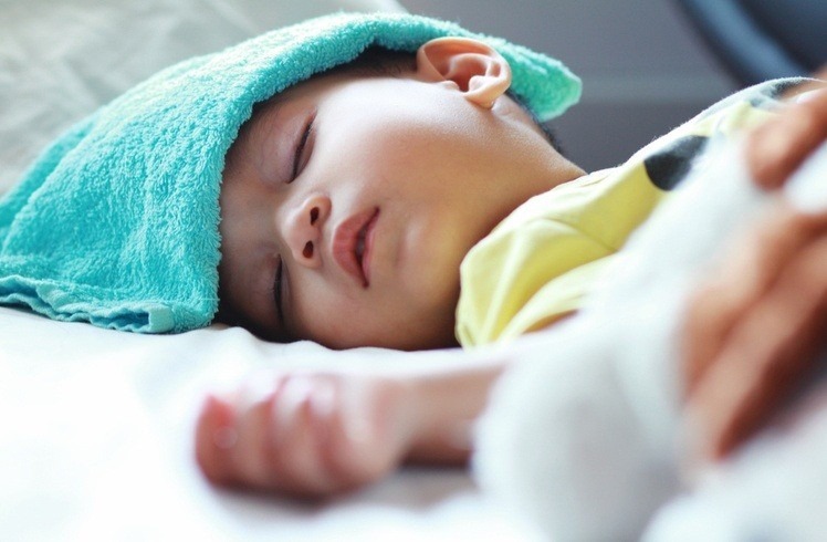 Không nên ủ ấm, mặc nhiều quần áo cho trẻ khi trẻ đang sốt