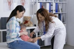 Cho trẻ đi chích ngừa theo lịch tiêm chủng