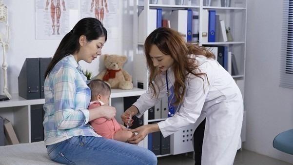 Cho trẻ đi chích ngừa theo lịch tiêm chủng