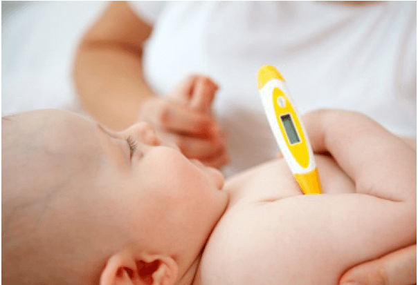 Đo nhiệt độ của trẻ