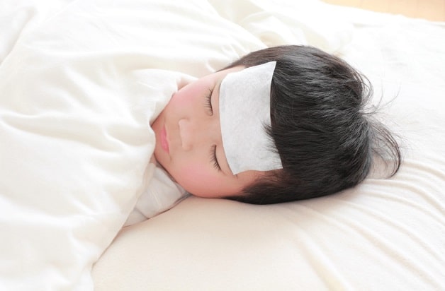 Đo nhiệt độ của trẻ