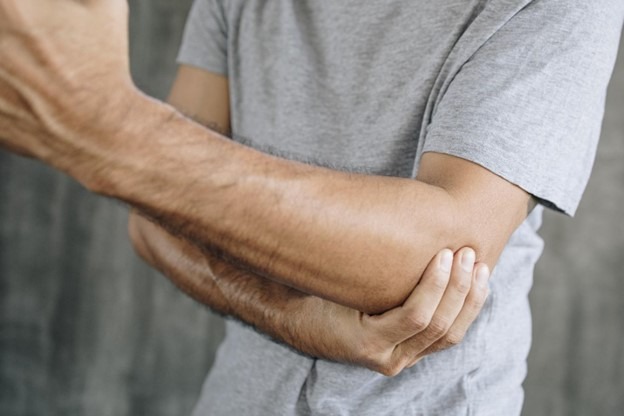 Xoa bóp khu vực đau giúp làm dịu cơn đau