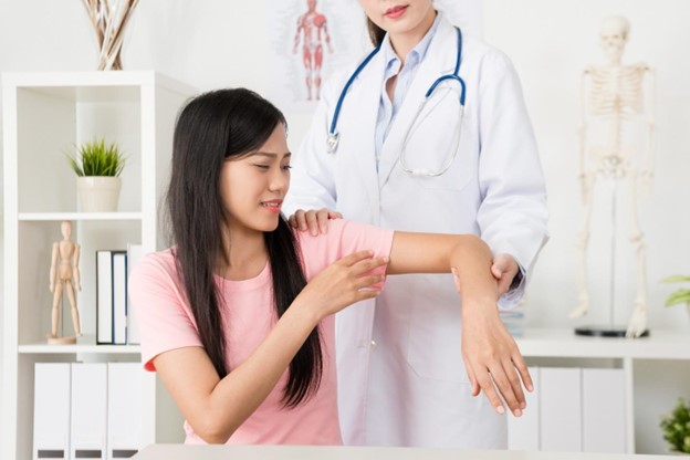 Đau nhức bả vai và cánh tay trái khó cử động hãy đến ngay các chuyên khoa về cơ xương khớp