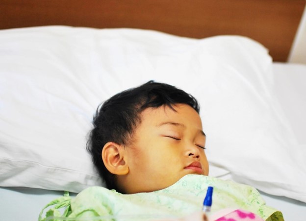 Sốt cao co giật dễ xảy ra với trẻ dưới 5 tuổi