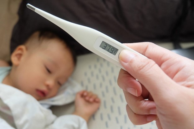 Thường xuyên theo dõi tình trạng sốt của bé