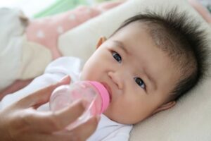 Trẻ bị tiêu chảy cấp cần được uống nhiều nước
