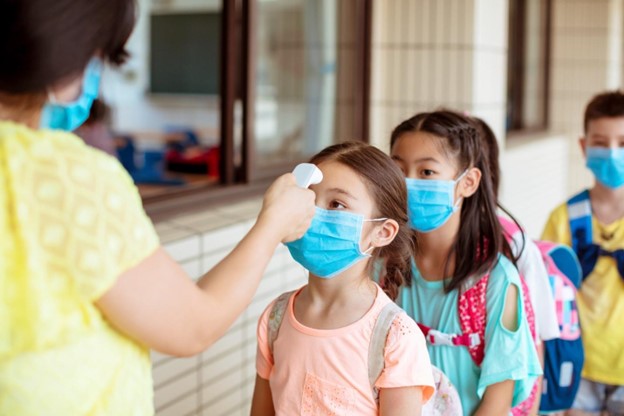Đeo khẩu trang nơi công cộng và rửa tay thường xuyên