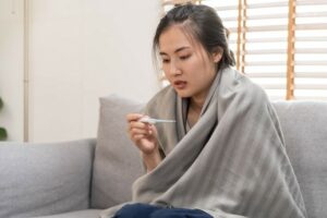 Biểu hiện đặc trưng khi mắc COVID-19 đó là sốt