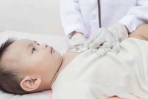 Khám sàng lọc trước tiêm ngừa để kiểm tra sức khỏe của bé