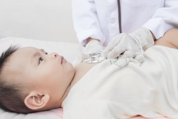 Khám sàng lọc trước tiêm ngừa để kiểm tra sức khỏe của bé
