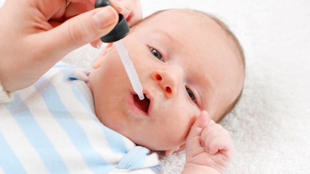 Cho bé đi uống vacxin đúng theo lịch 