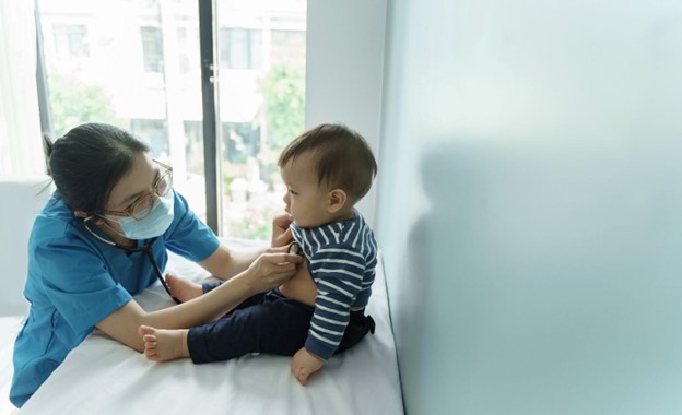 Khám tổng quát sức khỏe bé trước khi tiêm
