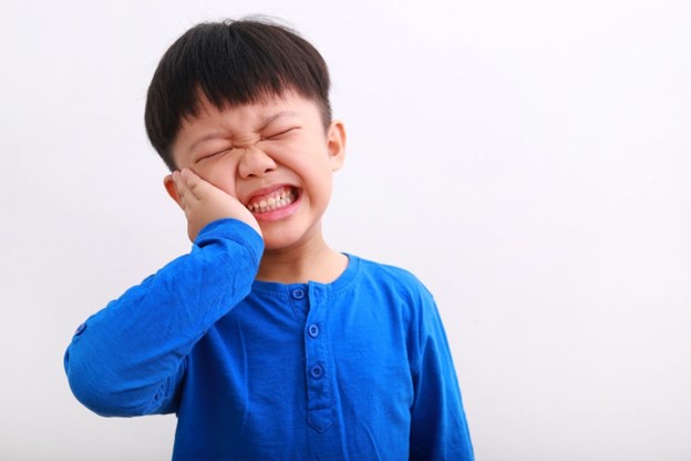 Không nên cho con ăn nhiều đồ ngọt, quà vặt dễ làm sâu răng