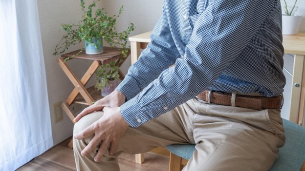 Bị đau chân nên nghỉ ngơi và hạn chế đi lại